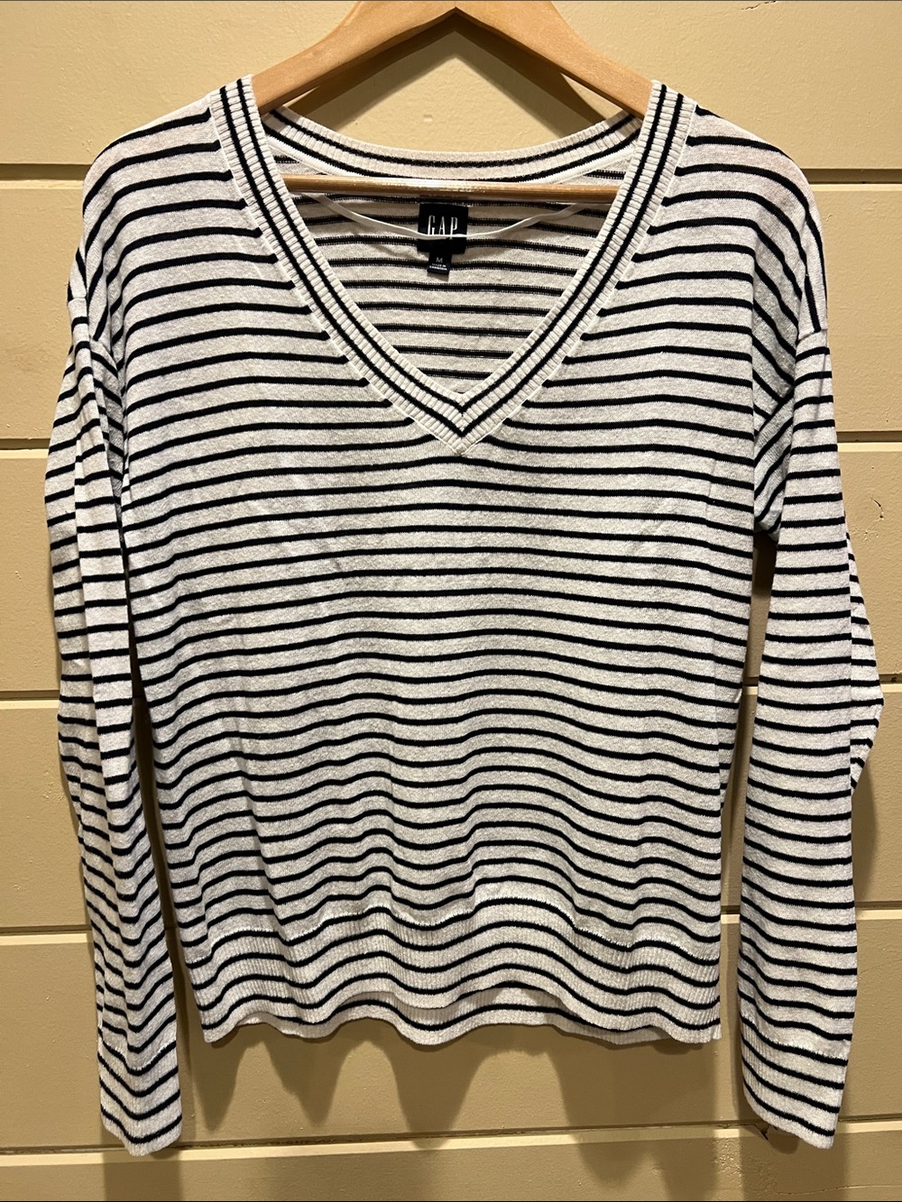 GAP Women's Navy & White V-Neck Striped Long Sleeve Linen Sweater